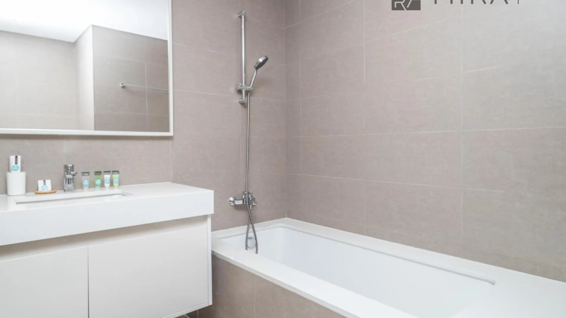 Apartment Mira Holiday Homes - Luxury 2 Bedroom In Burj Royale Close To Burj Khalifa Dubai
